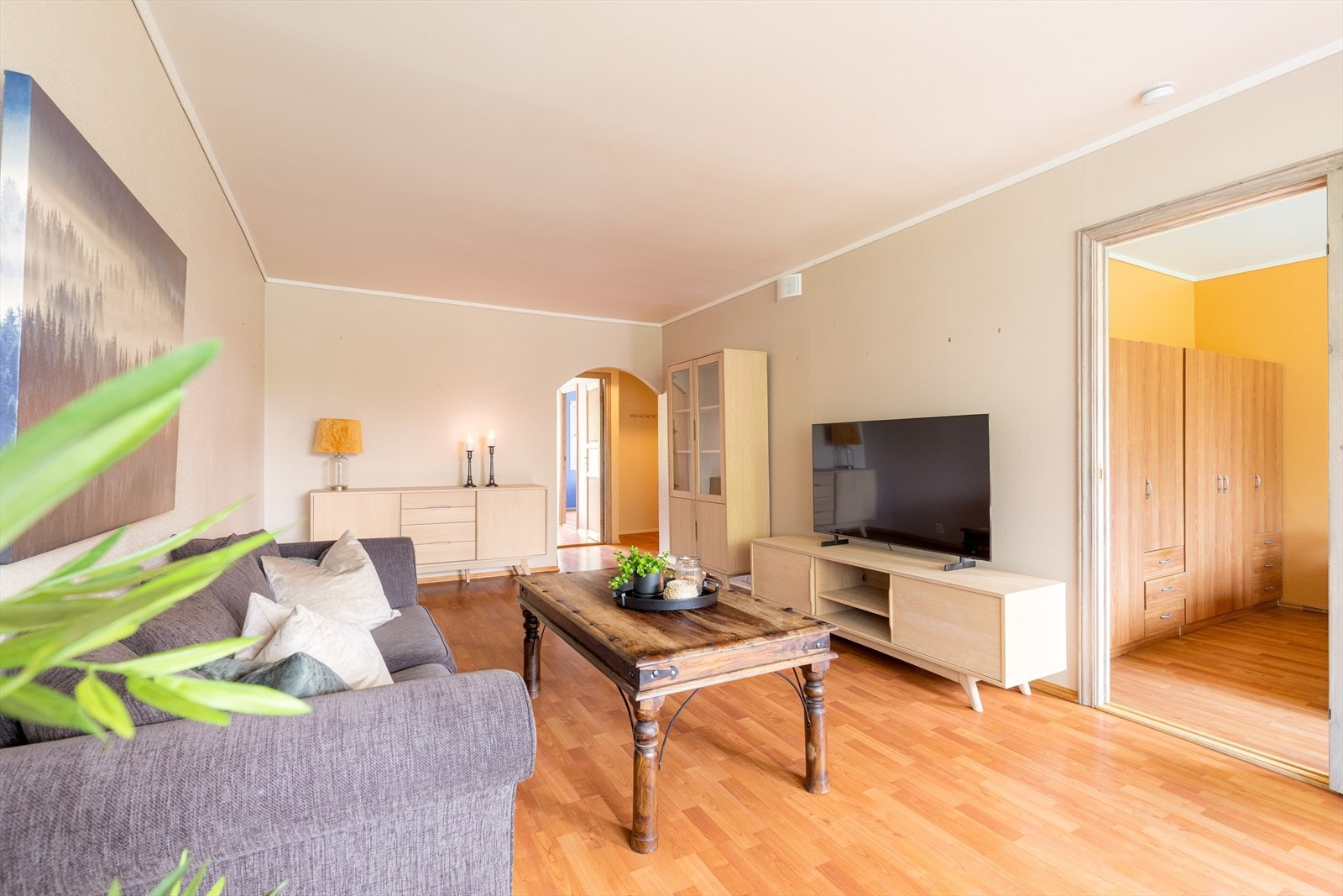 Fin plass til både sofagruppe og spisestue. Kabel tv og internett leveres av Viken Fiber, og er inkl. i felleskostnadene. Galleribilde