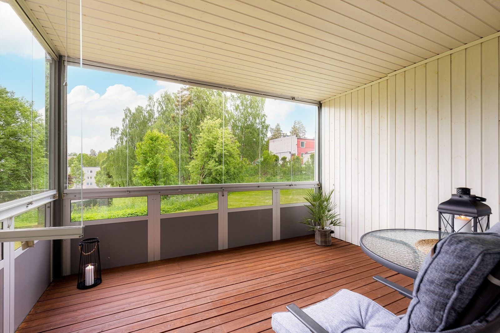 Fra stuen er det utgang til en stor, innglasset balkong mot syd. God plass til utemøblement, gode solforhold og fin utsikt! Galleribilde