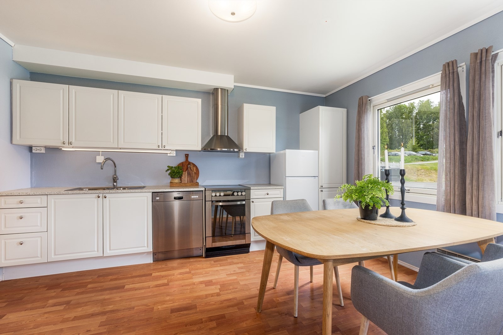 Ved kjøkken ligger et soverom og inngang til vaskerom Galleribilde