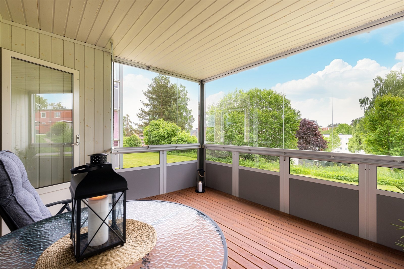 Leiligheten er gjennomgående og ligger fint til i 1. etasje, med god planløsning og stor, innglasset balkong mot syd. Galleribilde