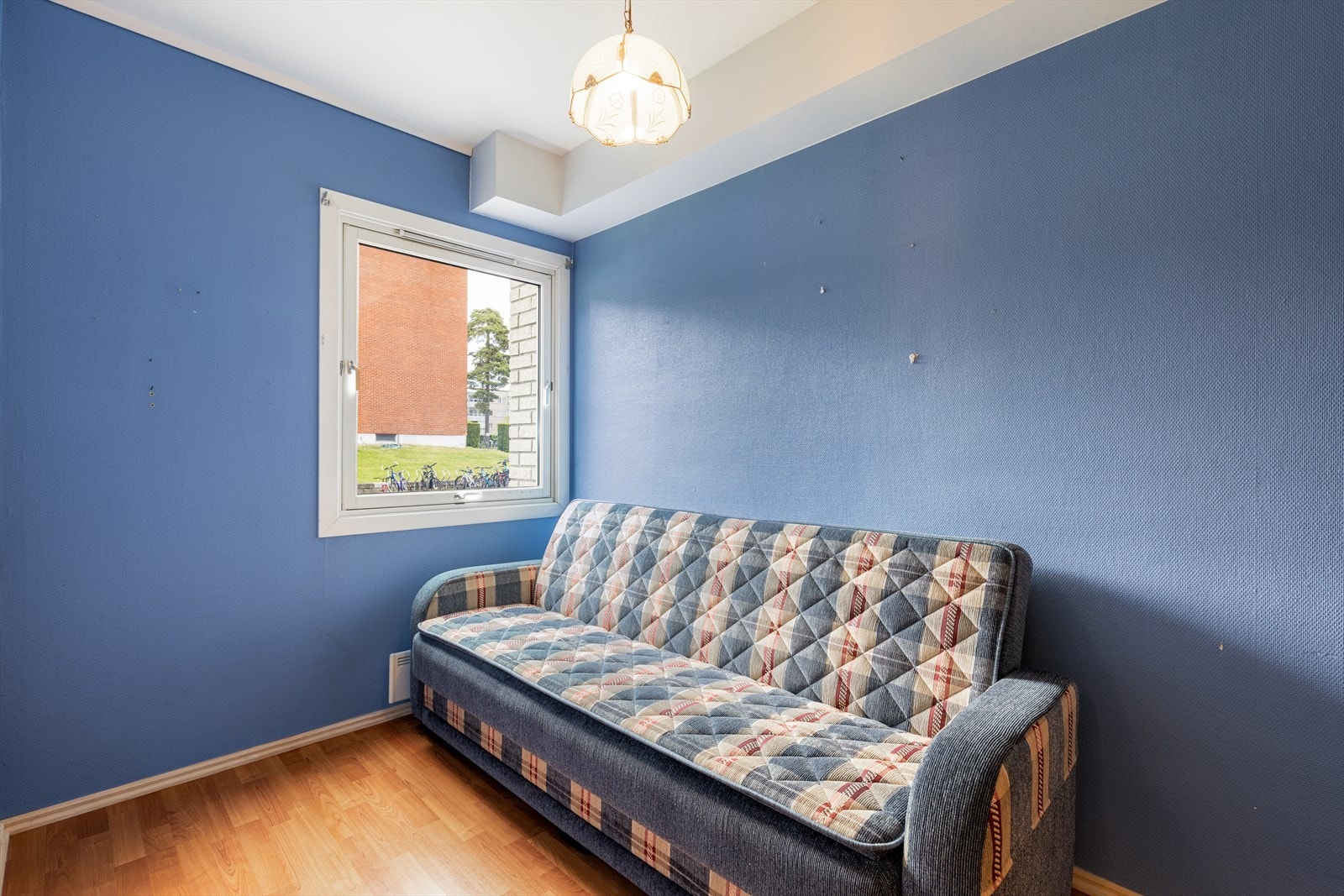 Det andre soverommet er romslig, med fin plass til soveromsmøblement og stort garderobeskap med skyvedører. Galleribilde