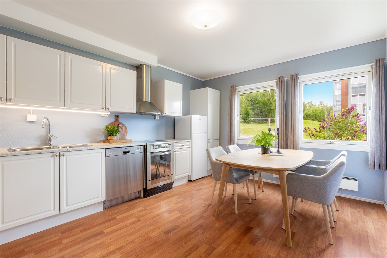 Hyggelig kjøkken av god størrelse, med eldre kjøkkeninnredning. Laminat benkeplate med nedfelt benkebeslag i rustfritt stål. Galleribilde