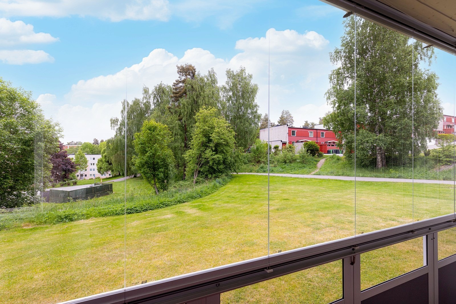 Gode solforhold og fin utsikt over borettslagets fellesarealer, som er pent opparbeidet med store, fine grøntarealer. Galleribilde