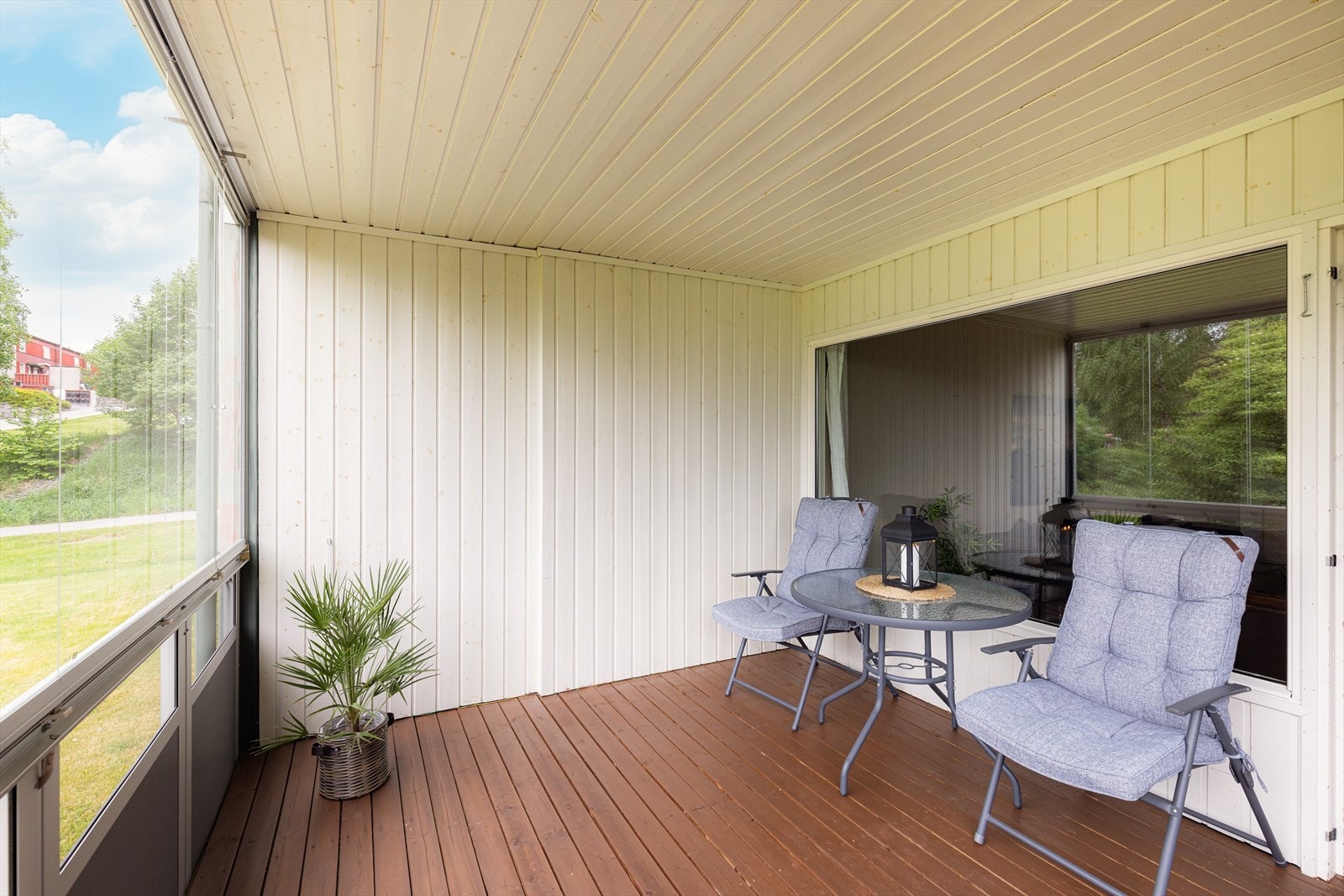 Balkongen har impregnerte terrassebord på gulv og rekkverk med praktiske foldevinduer som enkelt kan skyves til side. Galleribilde