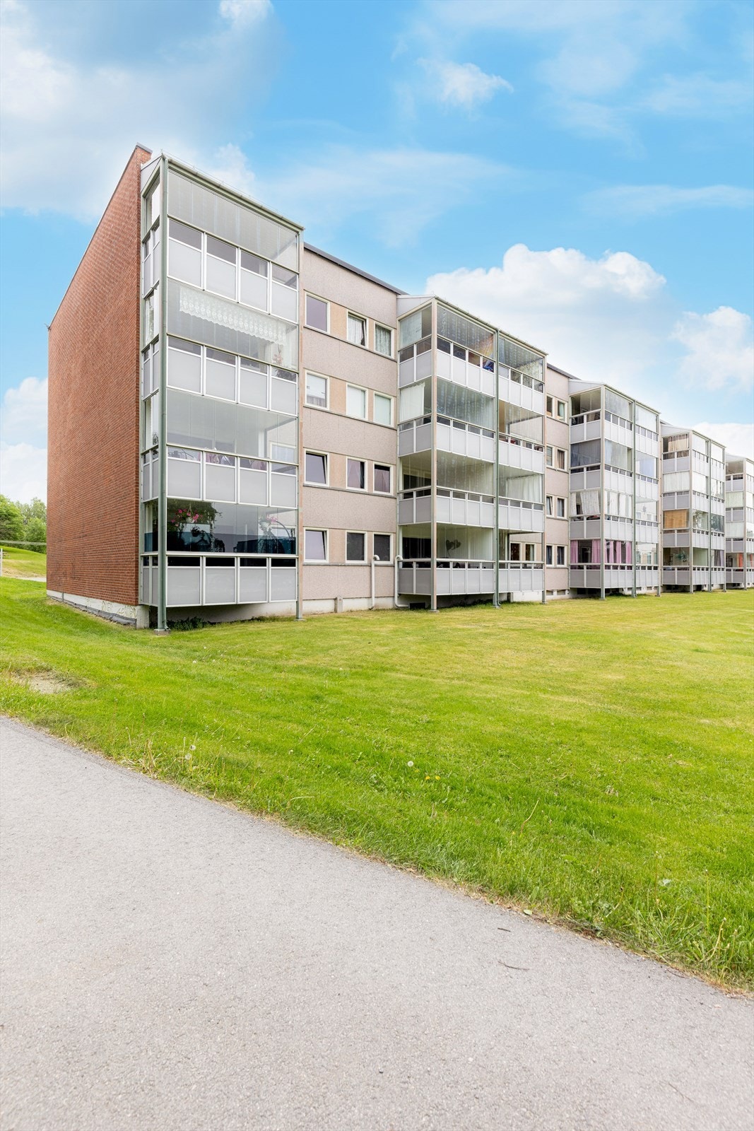 Gangavstand også til Gulsetsenteret med dagligvareforretning og butikker, samt frisør og apotek. Gode bussforbindelser i nærheten. Galleribilde