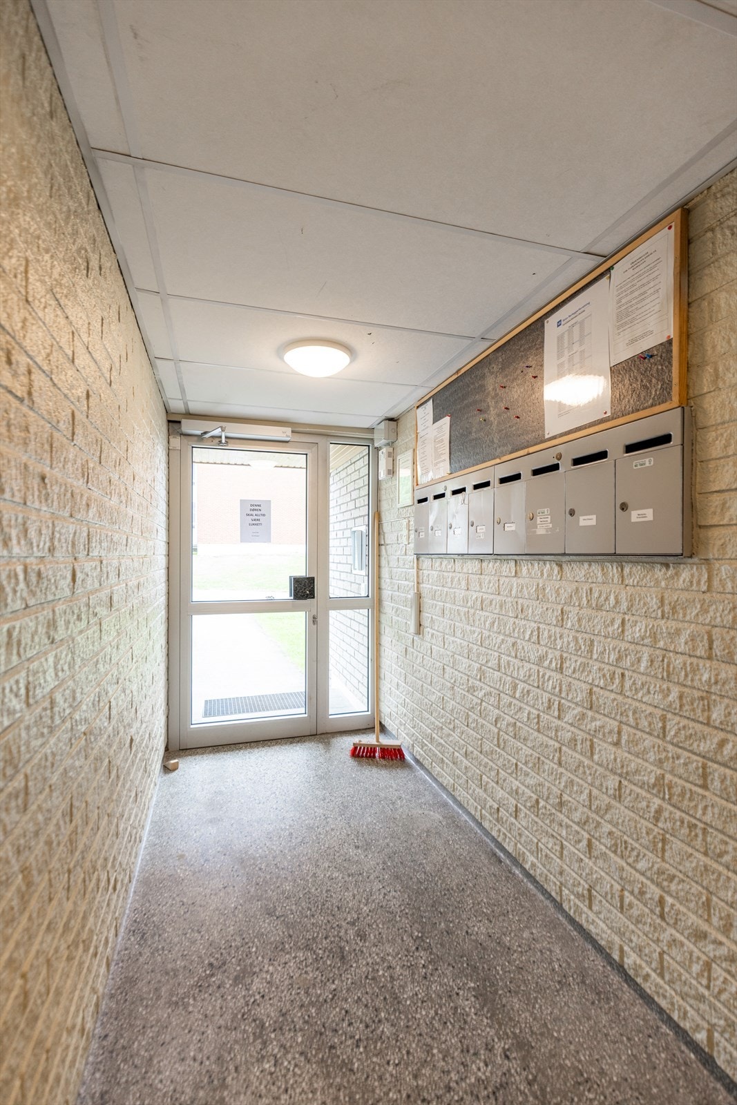 Leiligheten disponerer egen bod i kjeller. Felles biloppstillingsplasser i borettslaget, med mulighet for lading av el-bil. Galleribilde