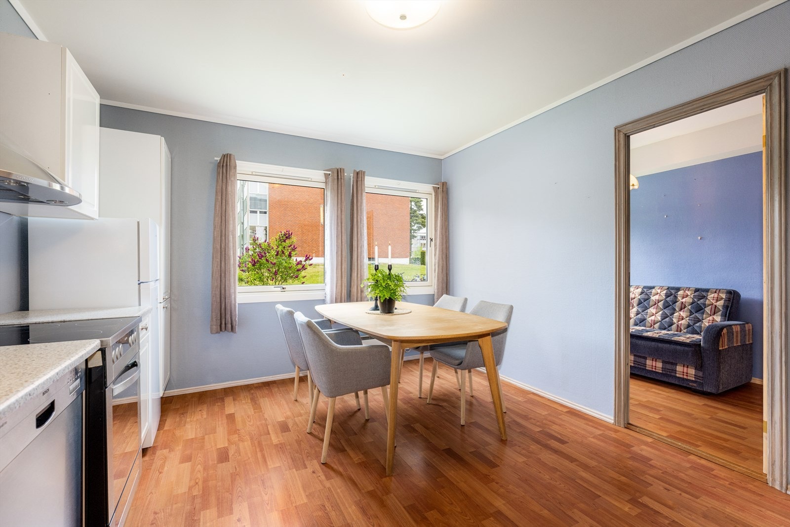 Kjøkkenet har god plass til spisegruppe ved kjøkkenvinduer som vender mot nord. Hvitevarer kan medfølge ved salg om ønskelig. Galleribilde