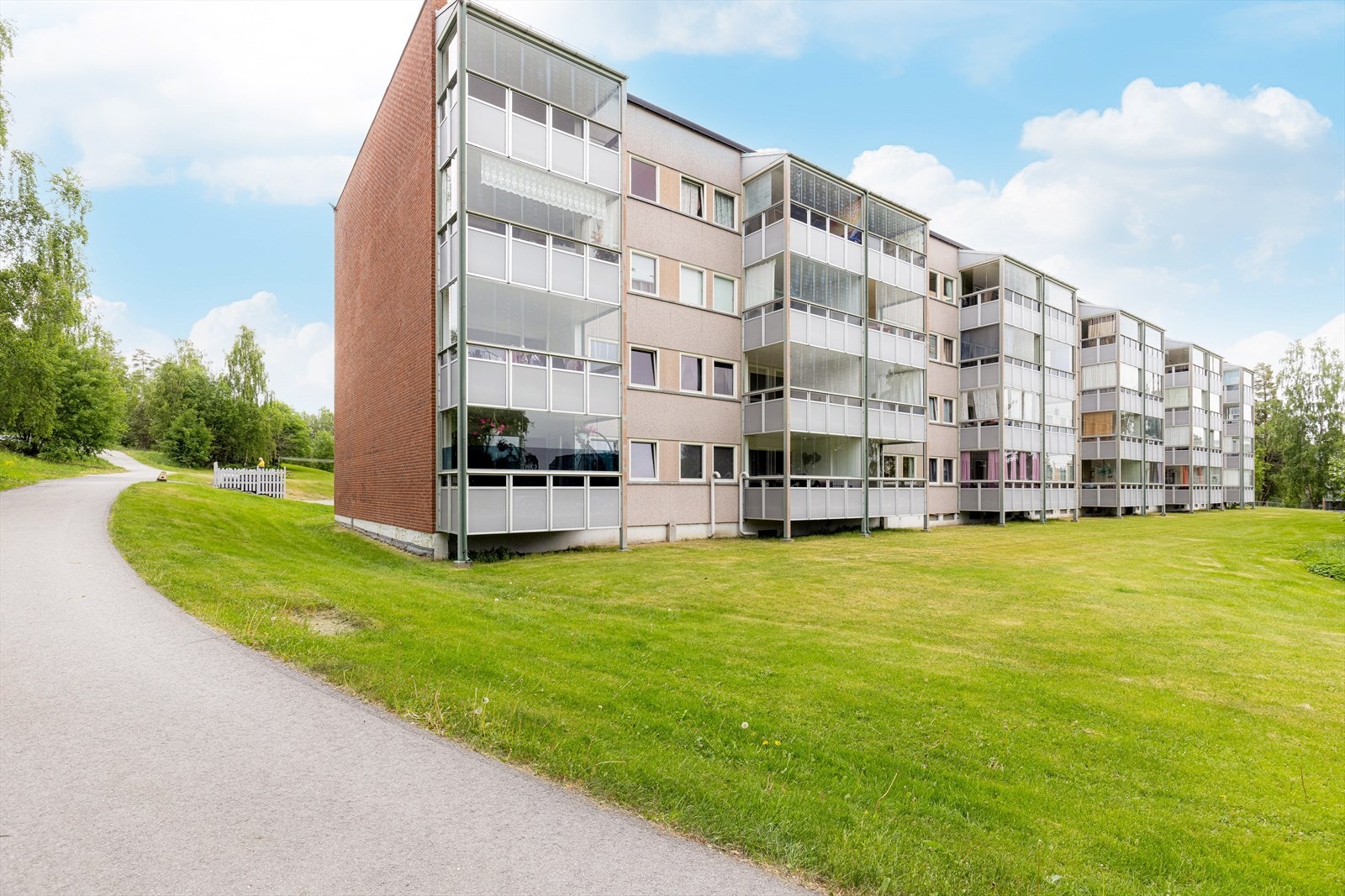 Blokken ligger i et rolig og barnevennlig bomiljø, med lite trafikk på internveier og nærhet til det meste man har behov for i hverdagen! Galleribilde