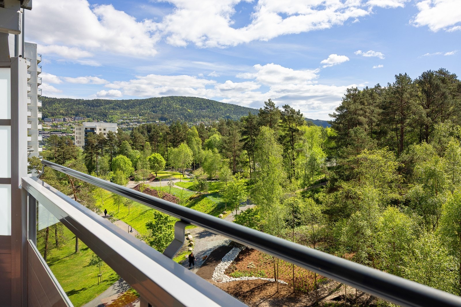 Balkongen vender mot grønne omgivelser. Galleribilde