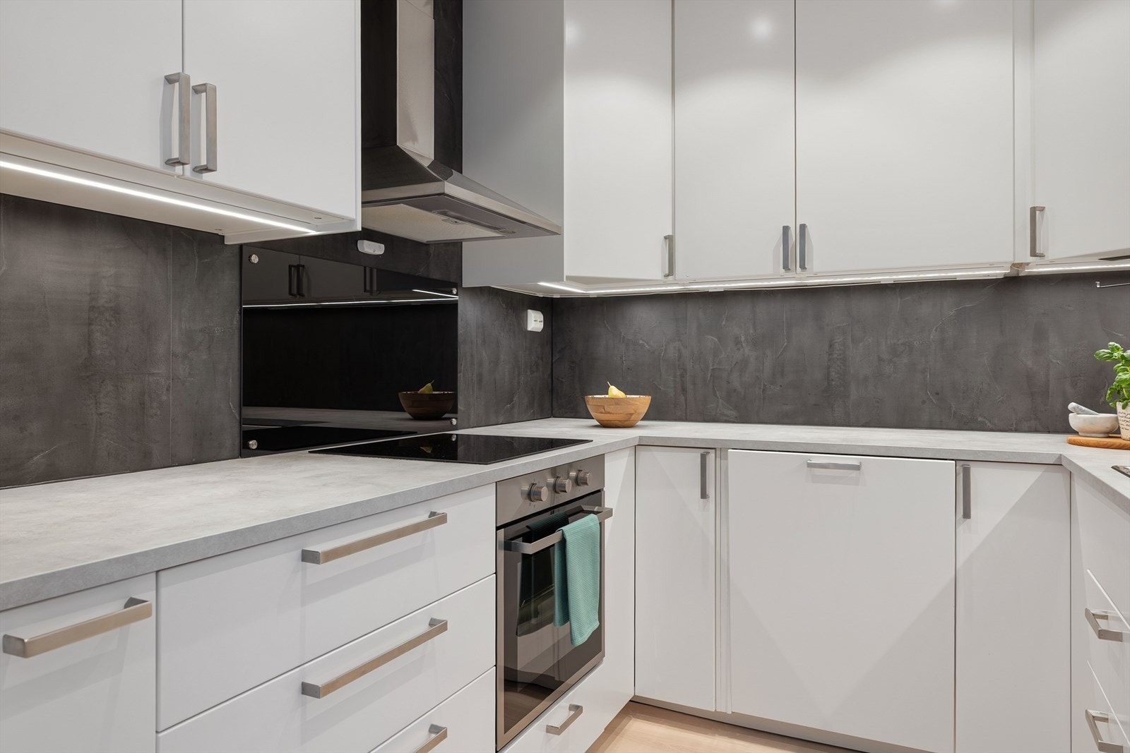 Kjøkkenet er integrert med platetopp med induksjon, stekeovn og oppvaskmaskin. Galleribilde