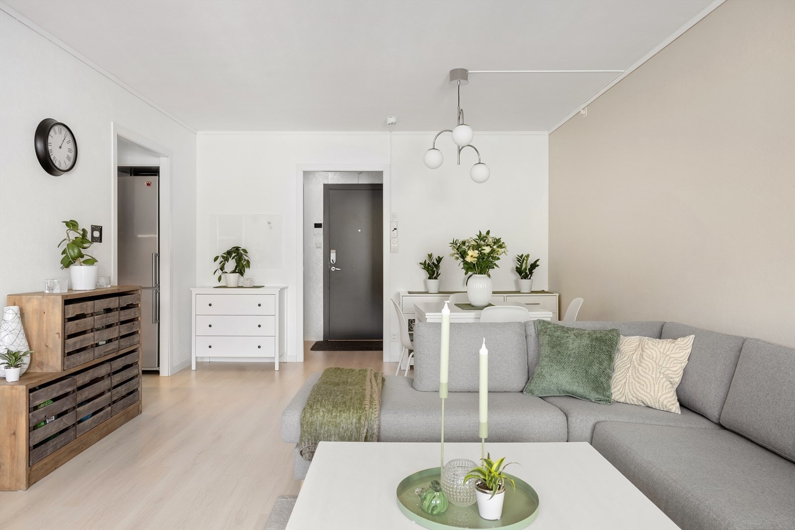 Leiligheten har en åpen løsning mellom stue og kjøkken, med et areal på 30,5 m². Galleribilde