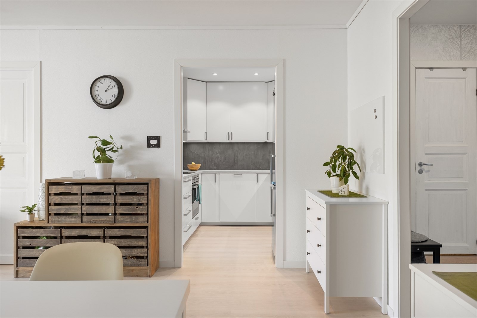 Rommene er malt i lyse farger som gir et moderne utrykk. Galleribilde