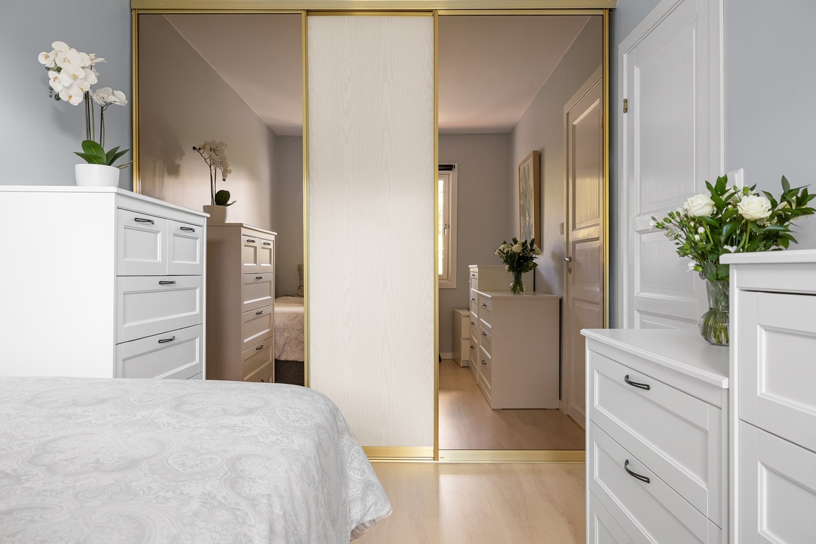 Soverommet har plass til innredning av dobbeltseng, garderobe og annet ønskelig soveromsmøblement. Galleribilde