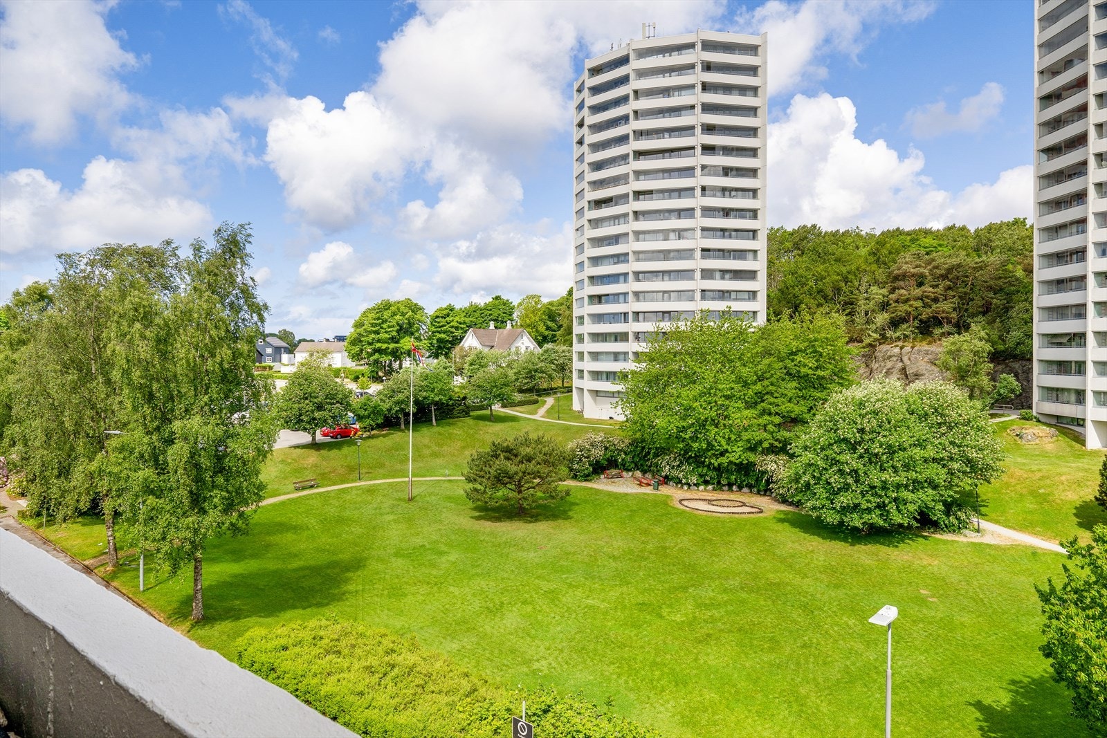 Fra balkongen har man flott utsikt over naturskjønne omgivelser i borettslaget. Galleribilde
