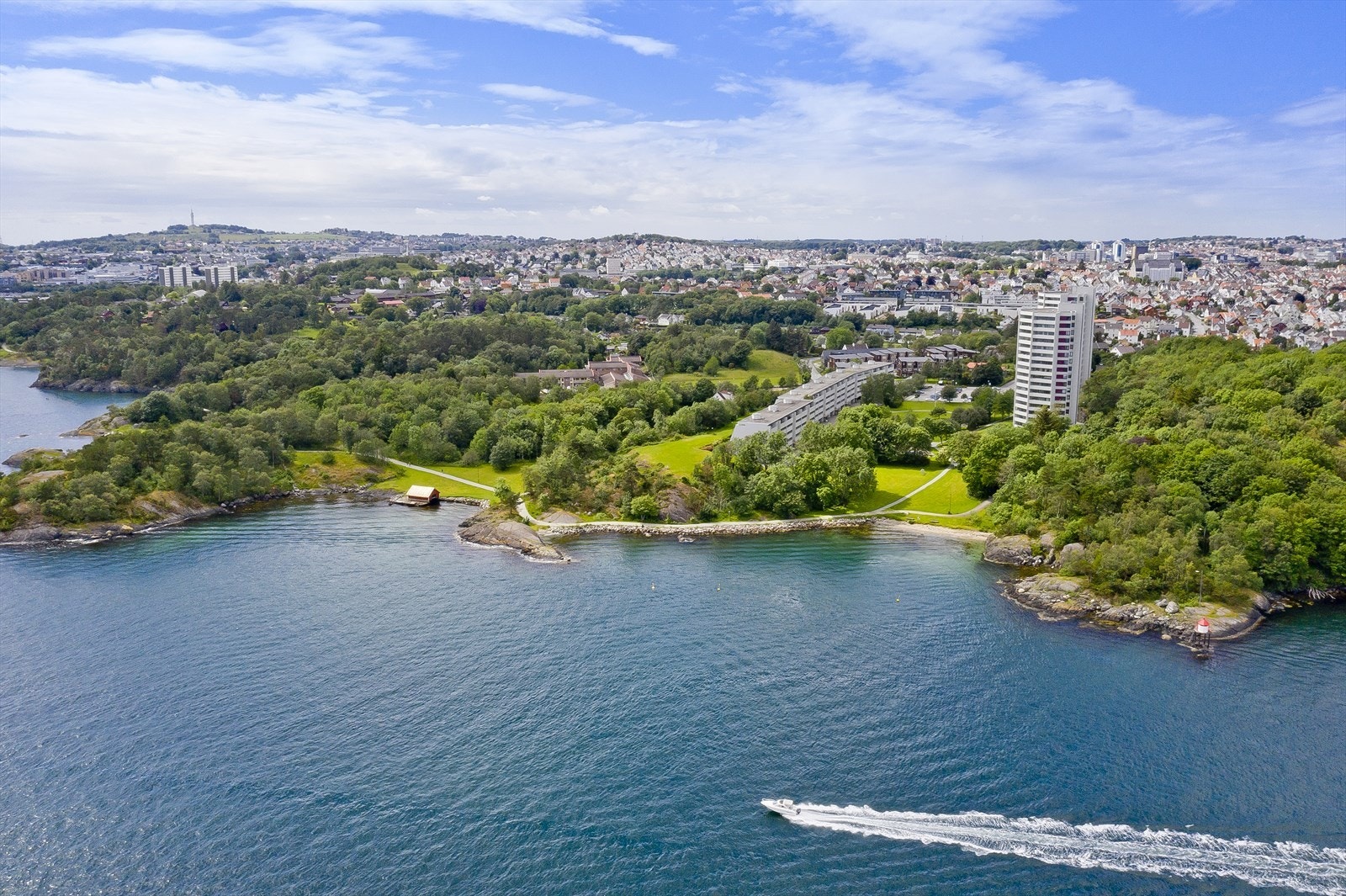 Optimal beliggenhet for deg som ønsker å bo sentralt, men allikevel med umiddelbar nærhet til sjø og grøntområder. Galleribilde
