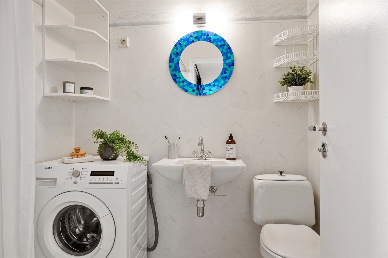 Badet har vinylbelegg på gulv og våtromstapet/belegg på vegger. Galleribilde