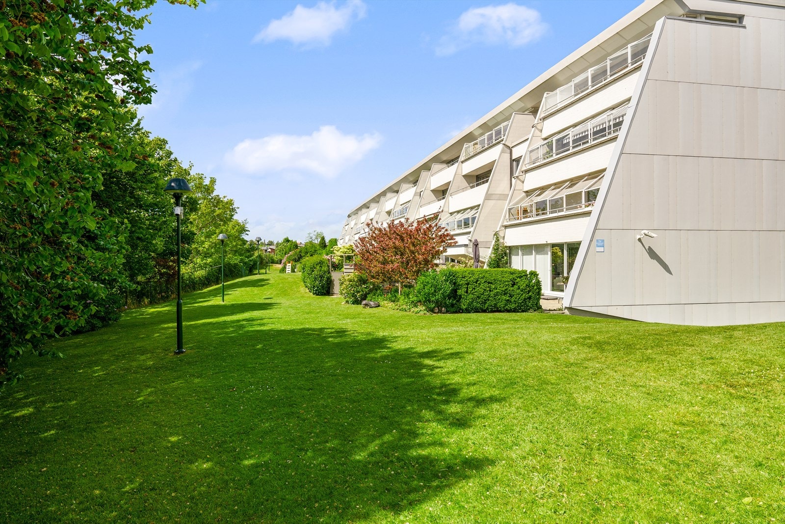 Borettslaget Rosenli er et veldrevet borettslaget med totalt 264 andeler fordelt over 2 stk. 17 etasjes blokker og 2 stk. 4 etasjes blokker. Galleribilde