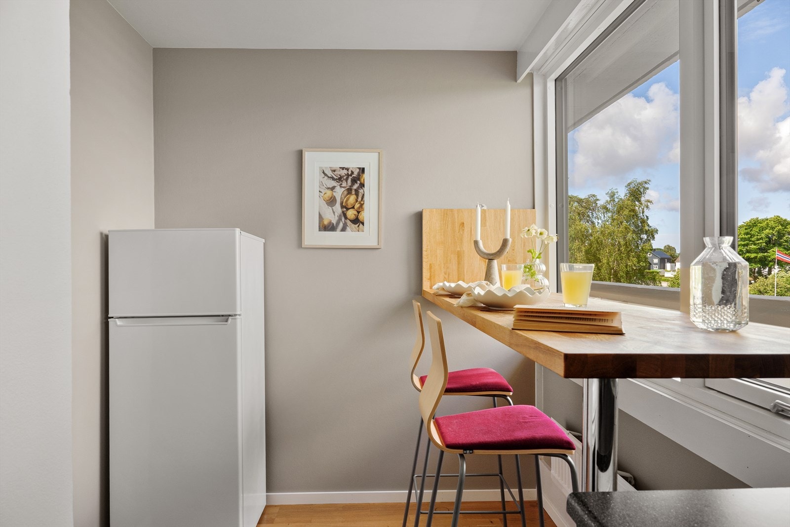 Ved kjøkkenet er det praktisk bar-løsning som gir spiseplass med utsikt til de fine omgivelsene rundt. Galleribilde