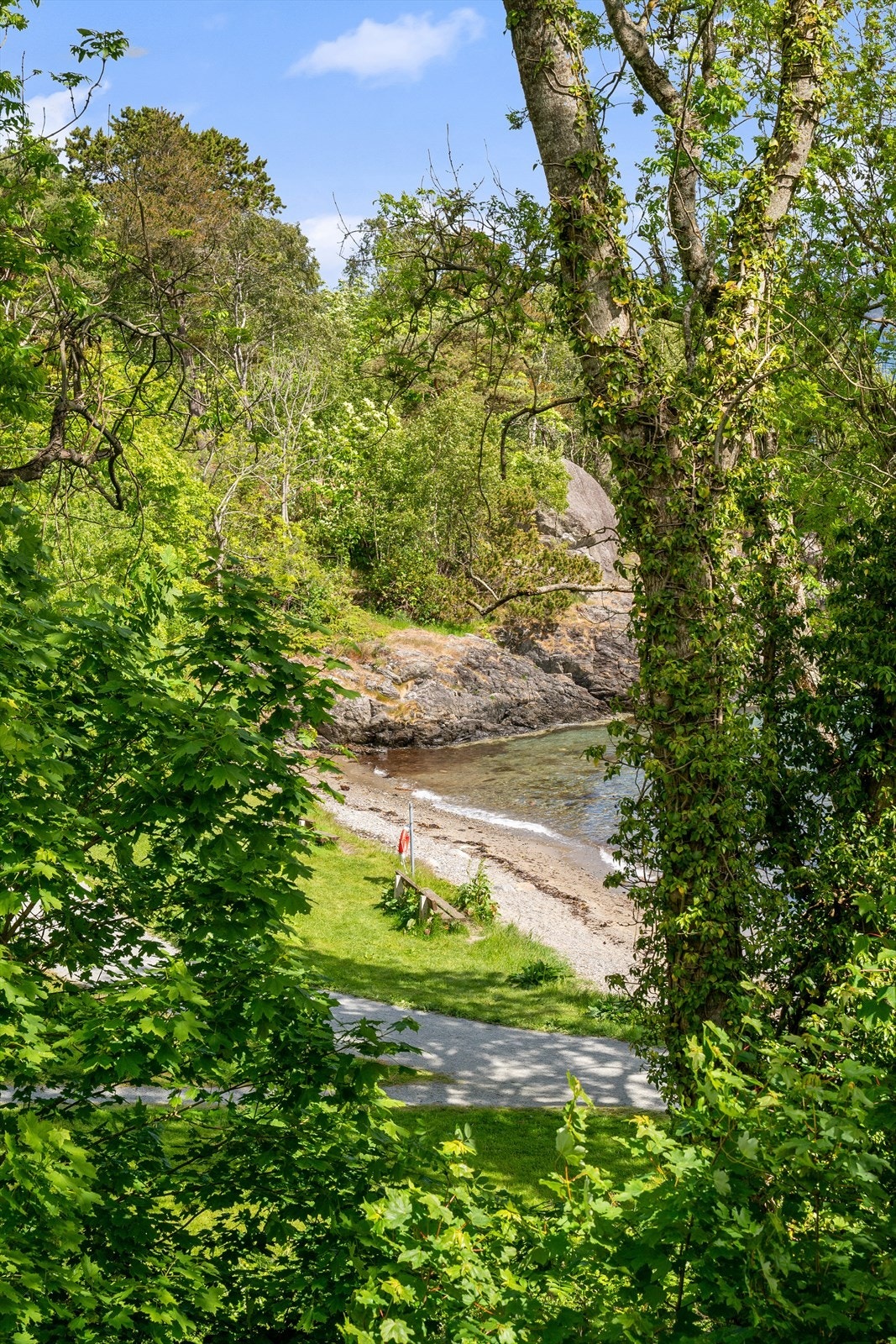 Umiddelbar nærhet til sjøen, Rosenli badestrand ligger like ved. Galleribilde
