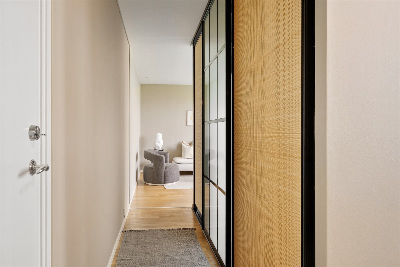 Praktisk skyvedørsgarderobe fra Farstad profilsystemer. Galleribilde