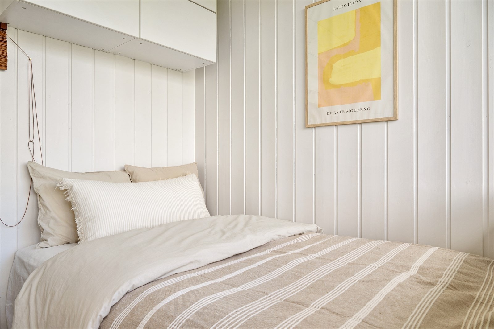 Det er etablert sovealkove mellom stue og kjøkken, og rommet har plass til seng og skapinnredning over seng. Galleribilde