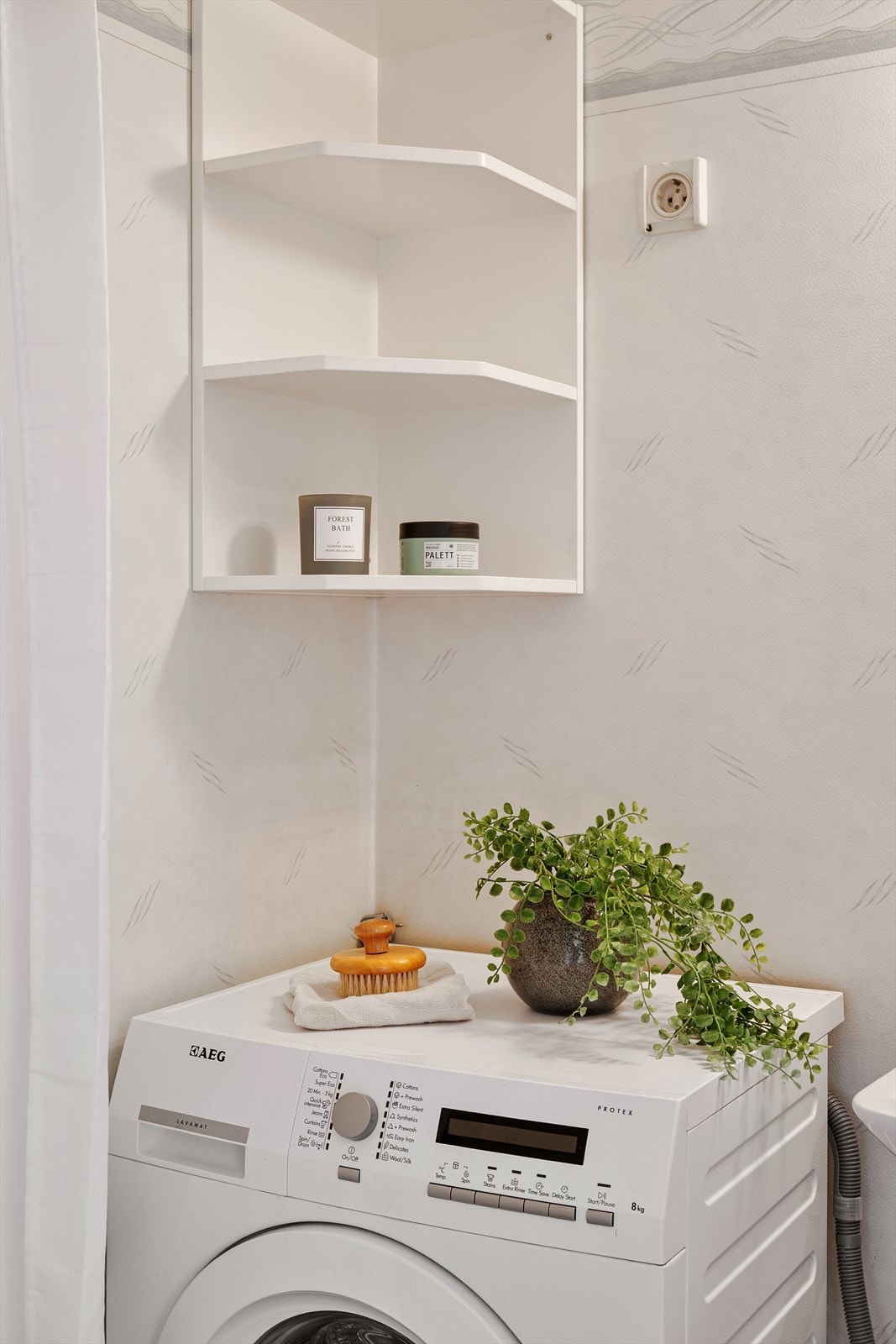 Badet har opplegg for vaskemaskin. Galleribilde