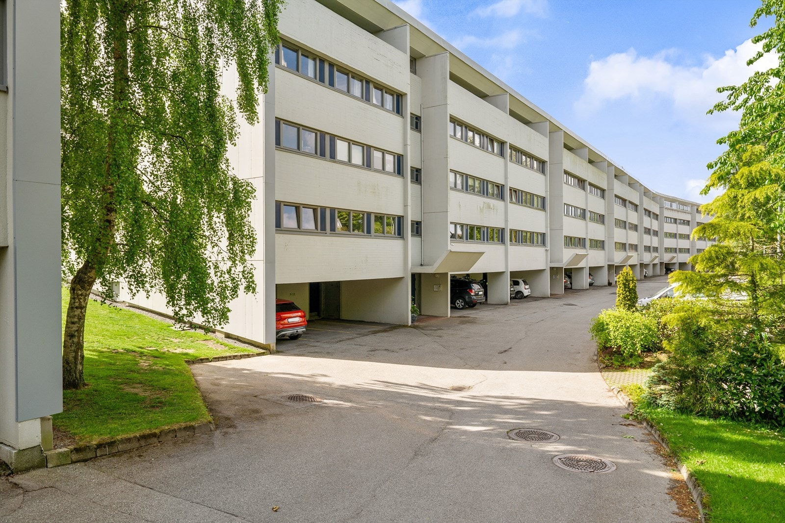 Borettslaget har egen vaskeplass med høytrykkspyler for å vaske bil/sykkel. Plassen er i motsatt ende, hvor man kjører ned til lavblokkene. Galleribilde