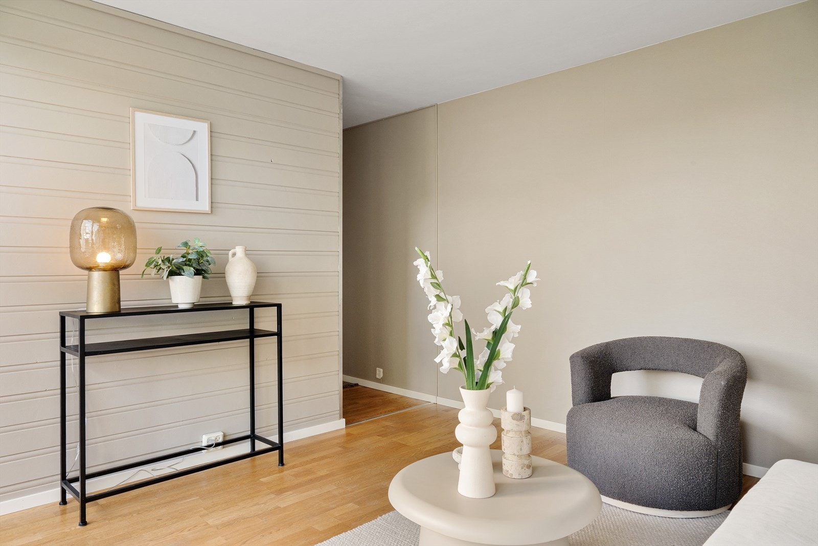 Gulvflatene er primært belagt med parkett og veggene er malt i lyse, behagelige fargetoner. Galleribilde