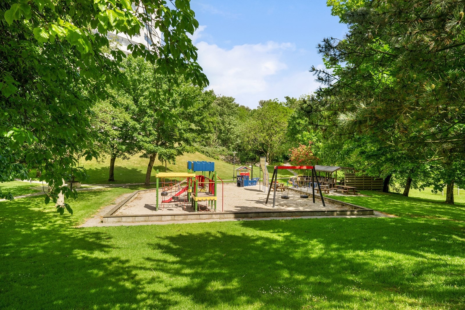 Borettslagets tomt er meget velstelt, med grillhus, lekeplass, belysning og interne stier. Galleribilde