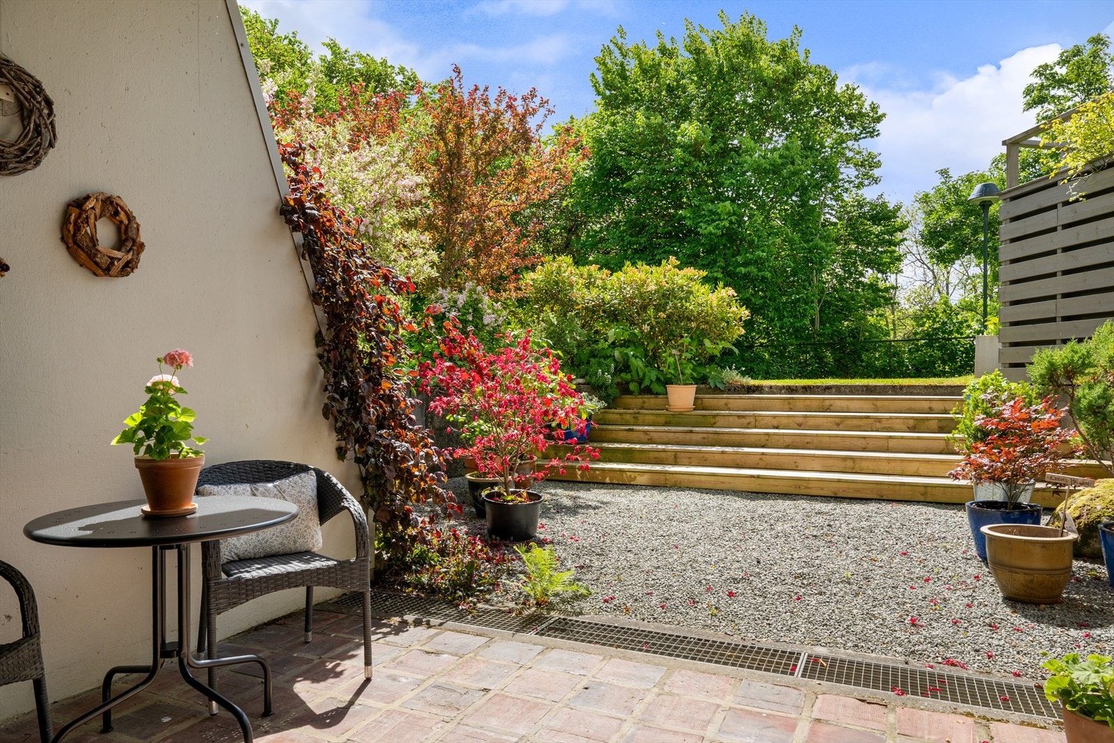 Trivelig felles uteområde. Sørvendt med gode solforhold. Galleribilde