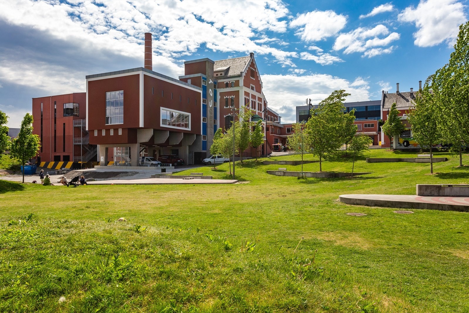 Sjøparken nedenfor Tou Scene byr på et yrende parkliv sommerstid. Galleribilde