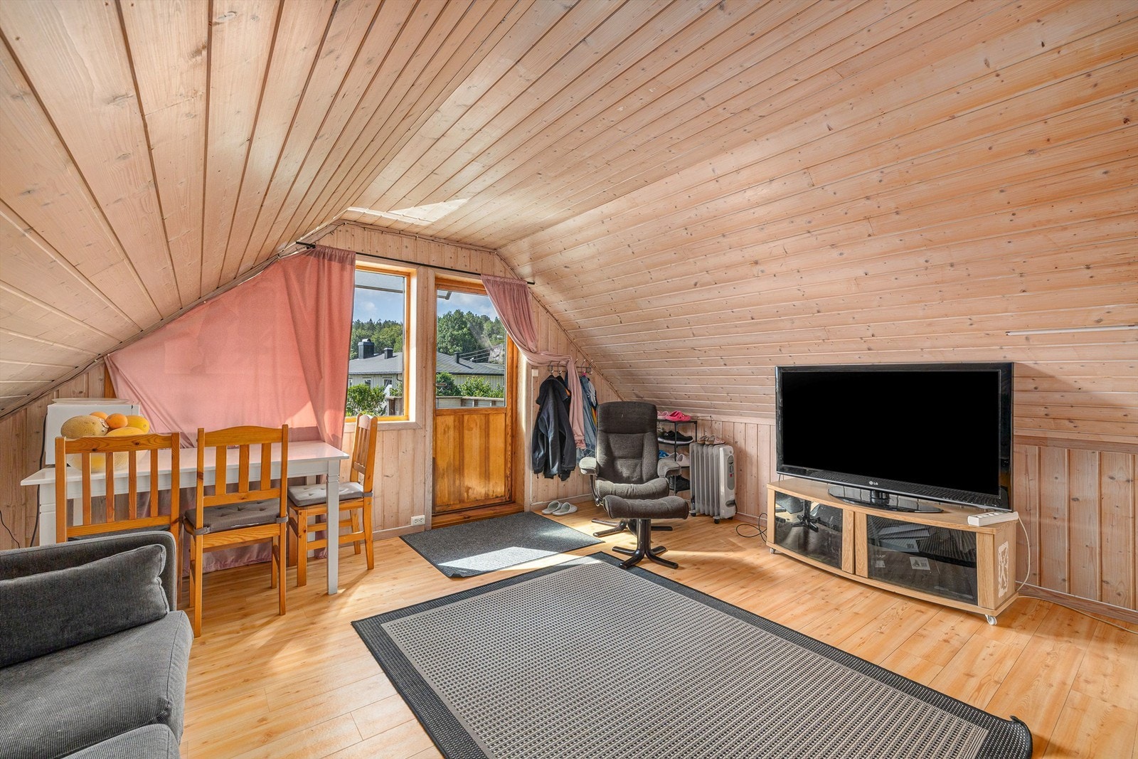 Stue med utgang til terrasse med flott sjøutsikt Galleribilde