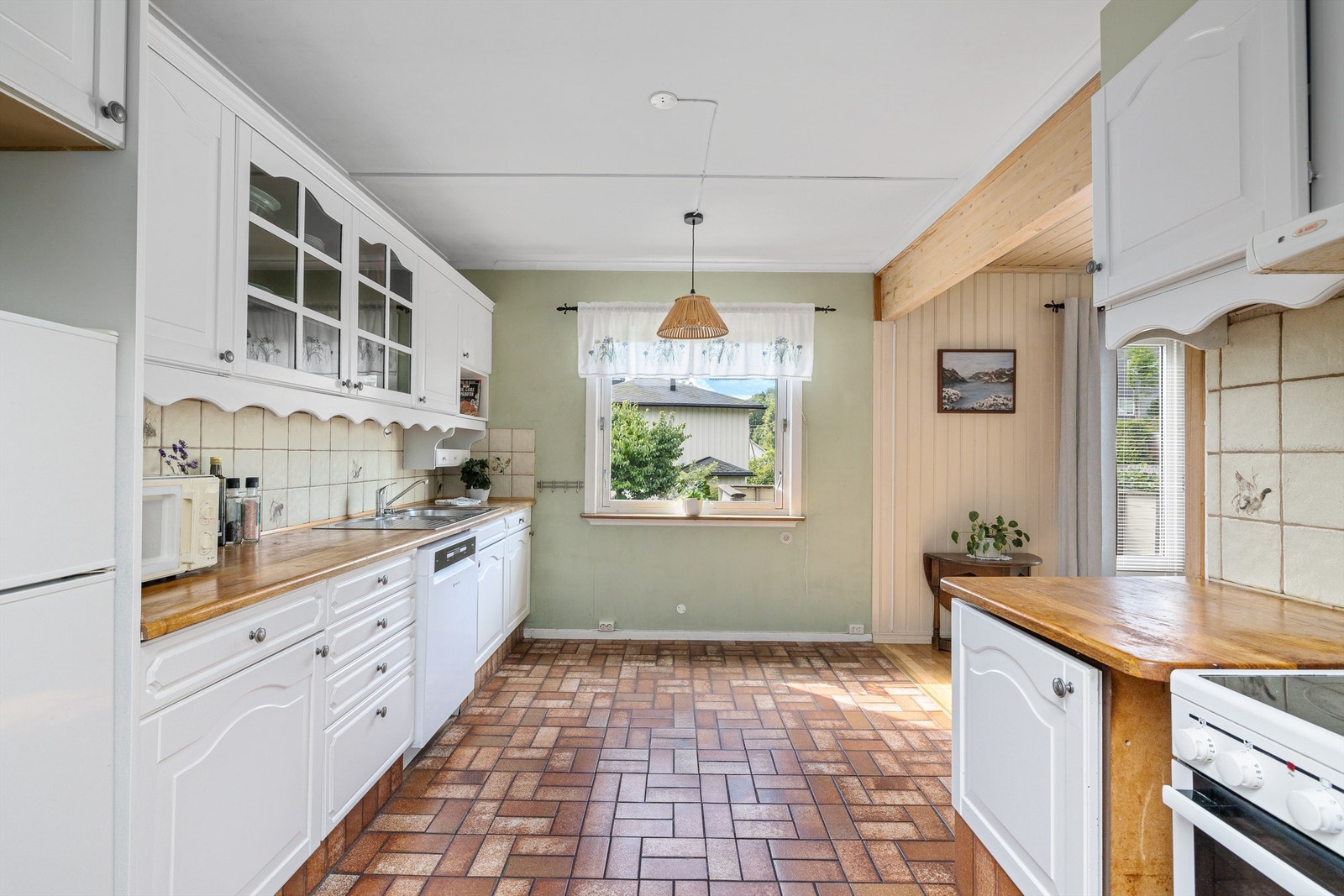 Kjøkken med direkte adkomst til spisestue Galleribilde