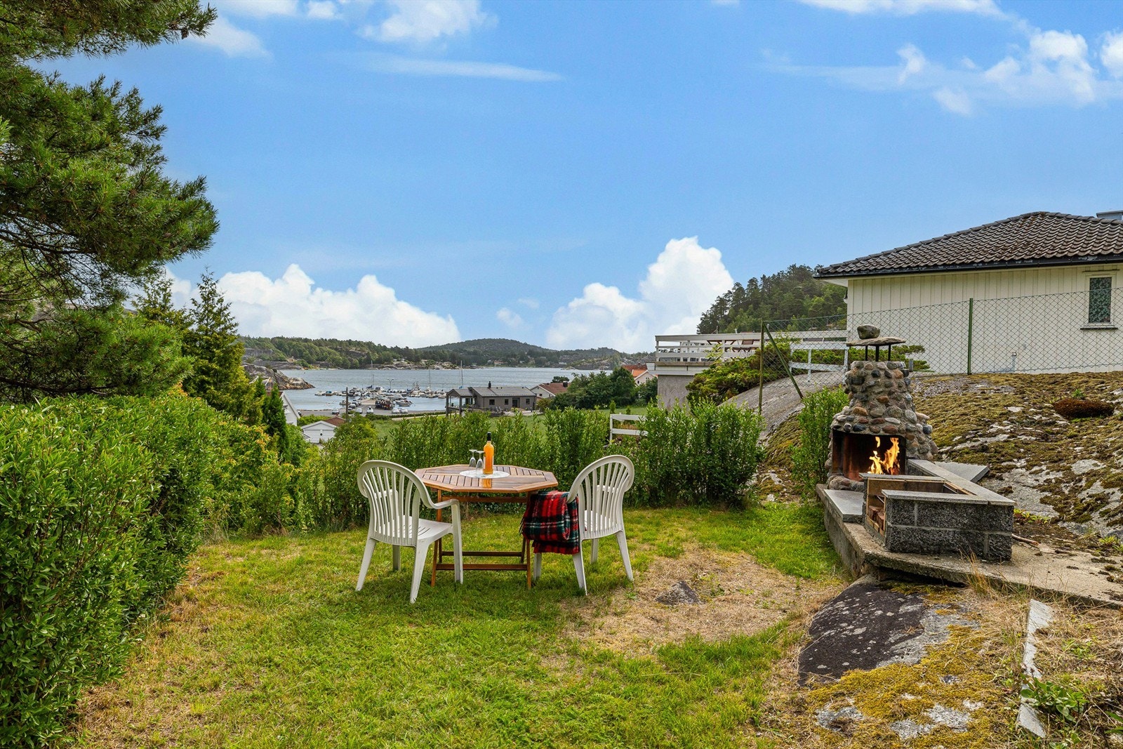 Gangavstand til barneskole, barnehage og ungdomsskole. Det er også kort vei til Skagerak International School. Galleribilde
