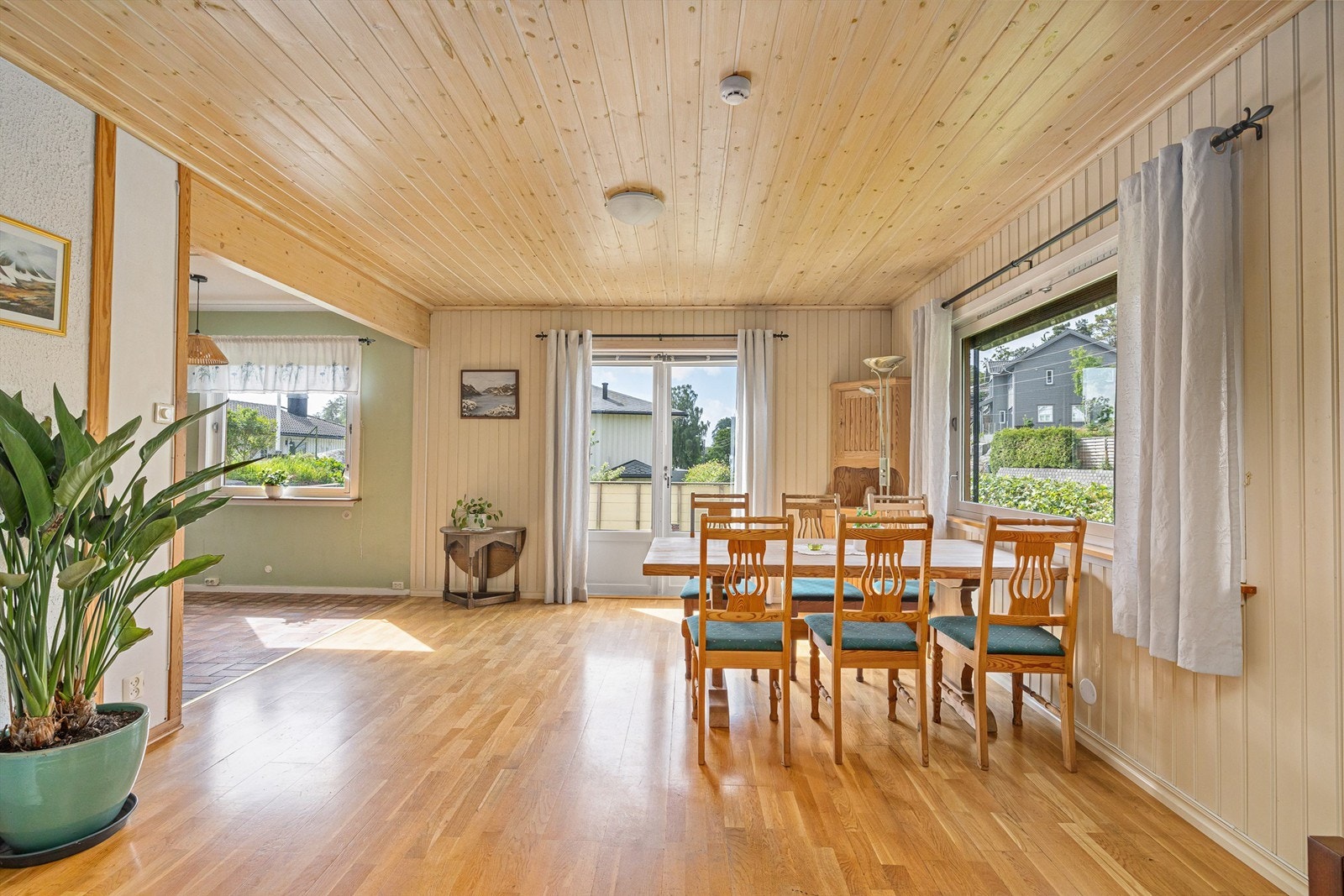 Romslig vinkelstue med utgang til terrasse Galleribilde