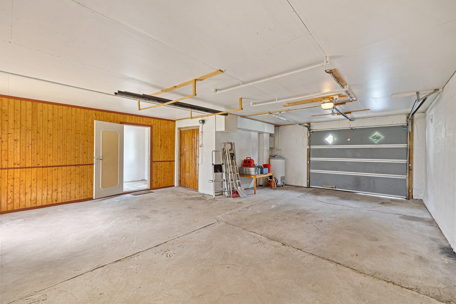 Gode lagringsmuligheter i garasje Galleribilde