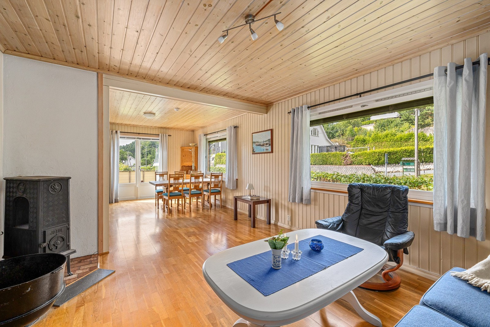 Boligen holder en normal standard ut i fra byggeår, men det bør påregnes noe oppussing for å oppnå en nåtidens ønsket standard Galleribilde