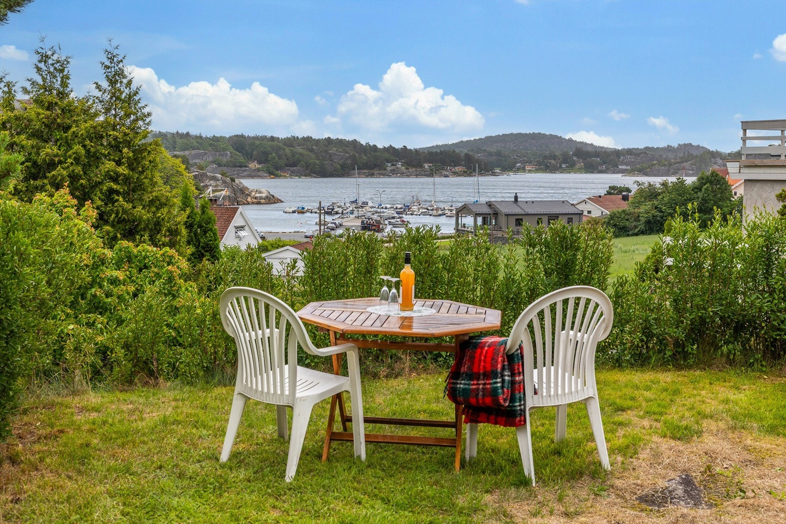 Flere idylliske uteplasser med flott sjøutsikt Galleribilde