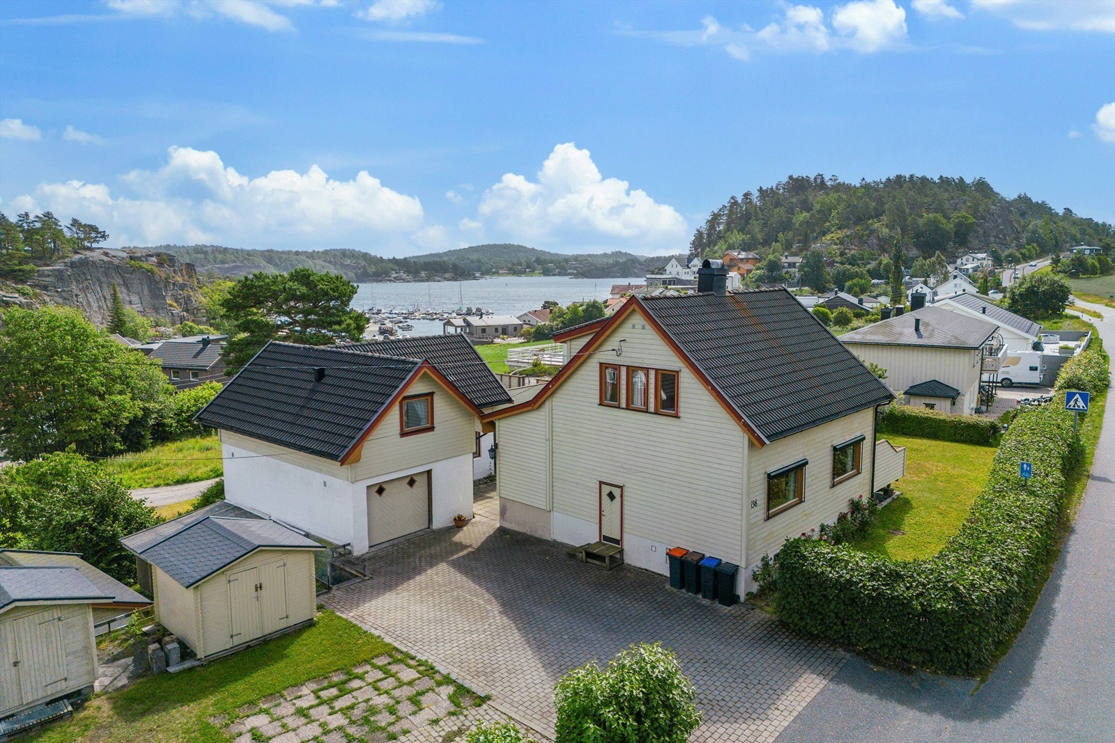 Fra boligen tar det kun 3 minutter å spasere til Ormestadvika badestrand. Galleribilde