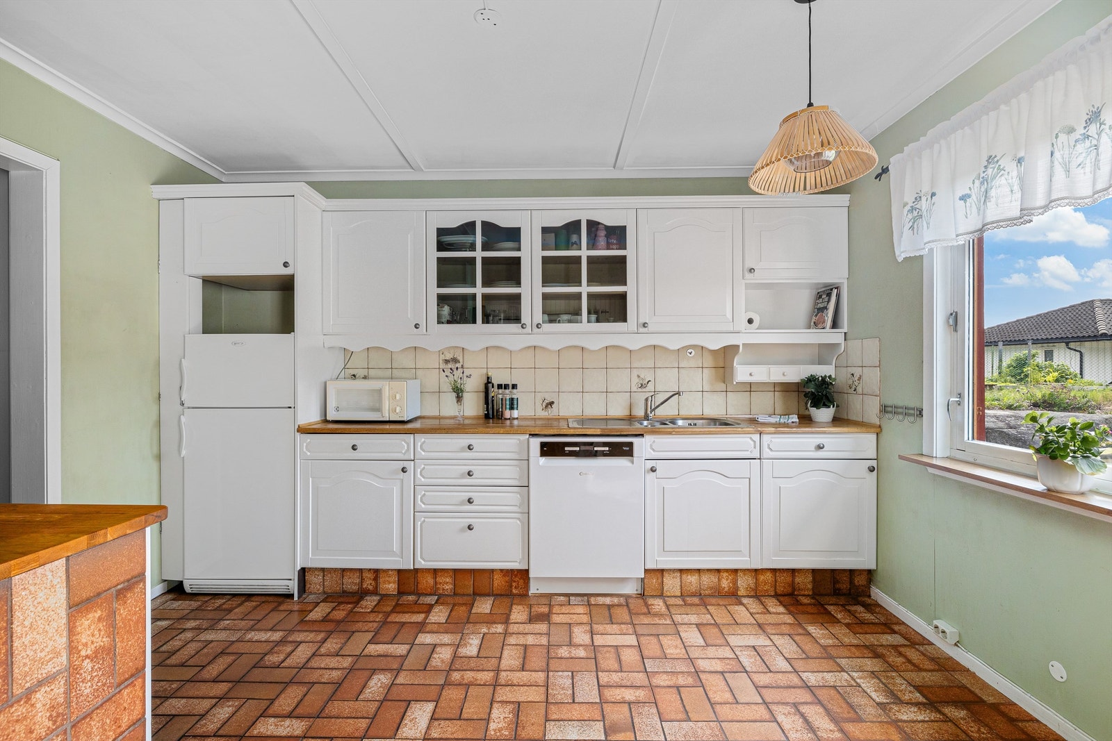 Kjøkken med plass til spiseplass Galleribilde