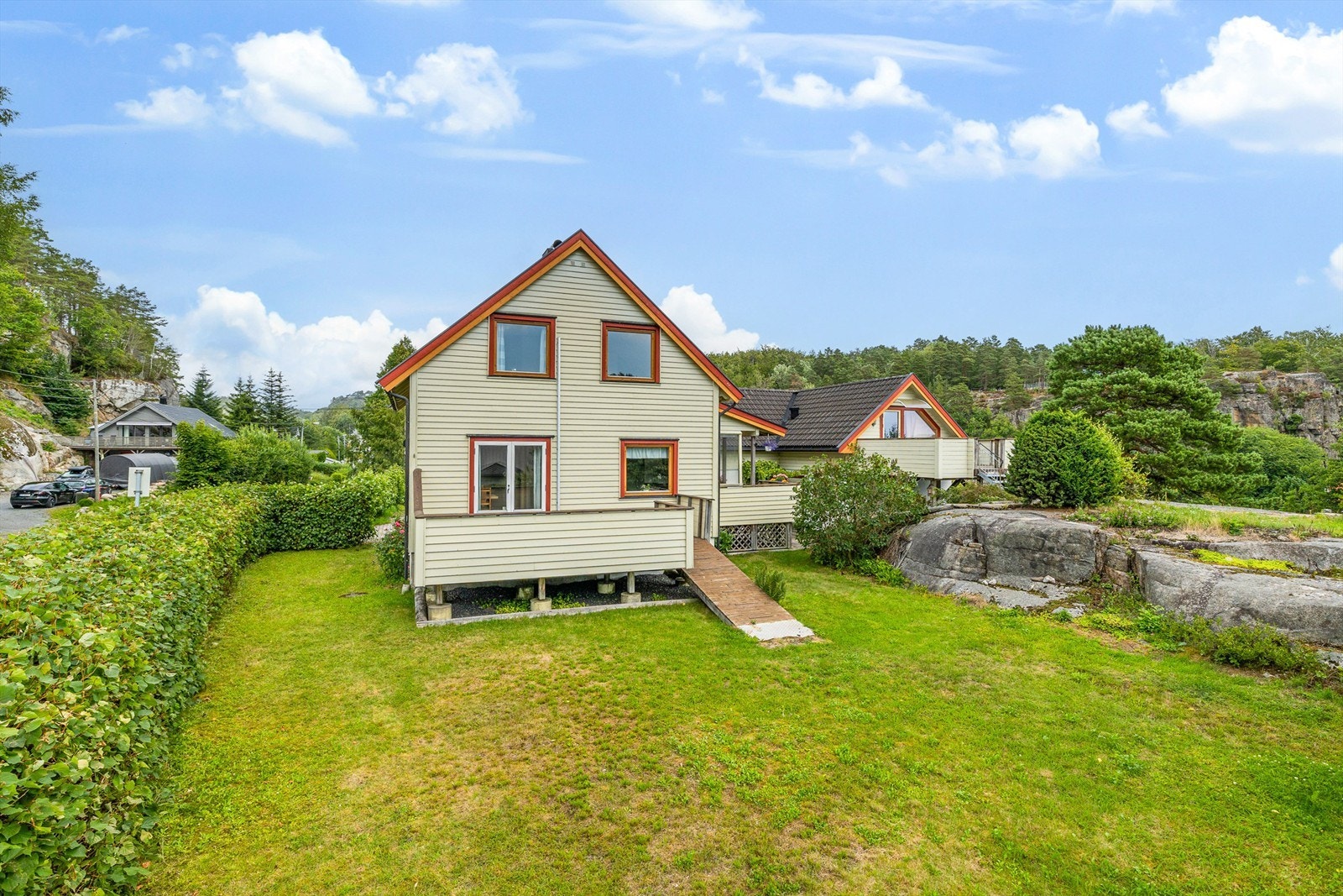 Fra eiendommen er det ca. 200 m. til Kyststien som er en kartlagt og skiltet natursti langs Sandefjords kyst med idylliske friarealer og flotte fiskeplasser Galleribilde