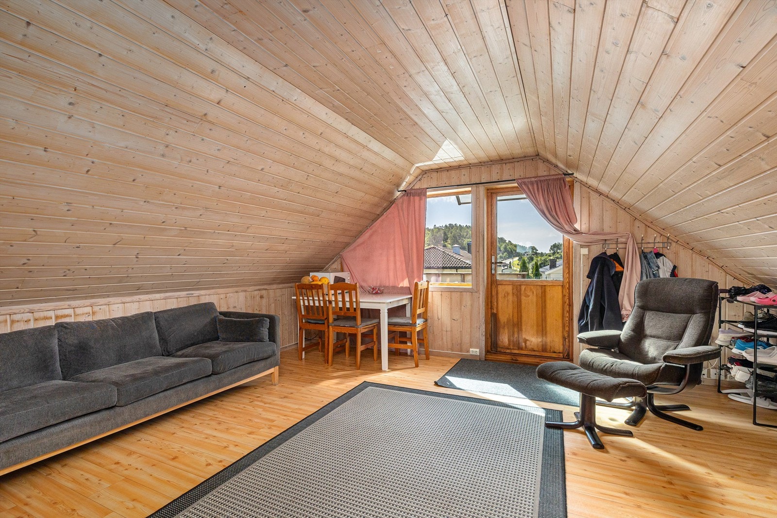 Innredet loft i garasje/anneks Galleribilde