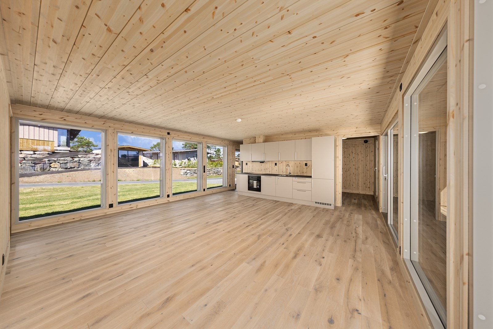 En arealeffektiv hytte med store vindusflater langs hele hyttas langside. Galleribilde