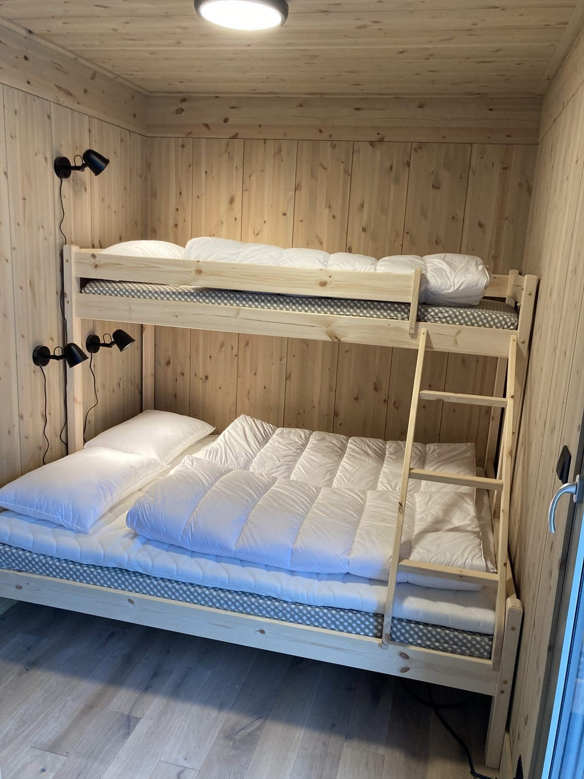 Det er 3 soverom i hytta - ett soverom med familieseng og to soverom med dobbeltsenger. Galleribilde