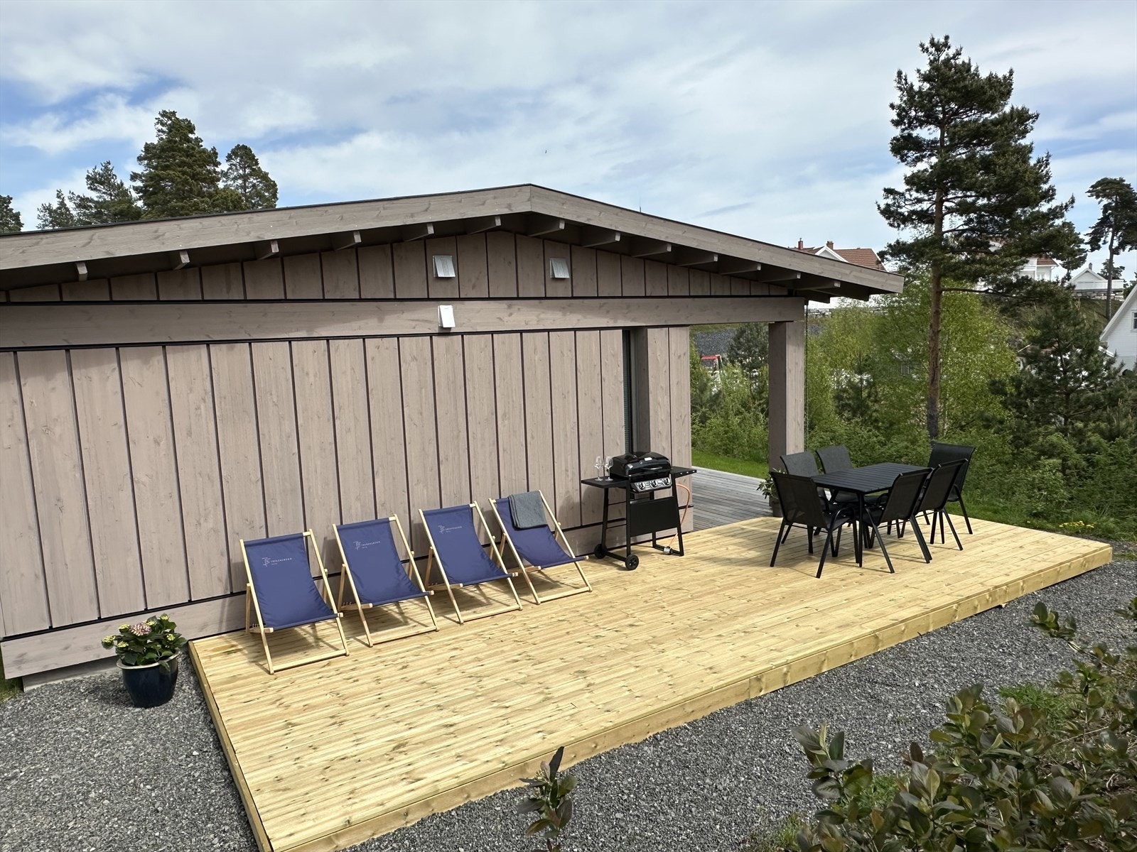 Ny terrasse med ettermiddags- og kveldssol. Galleribilde