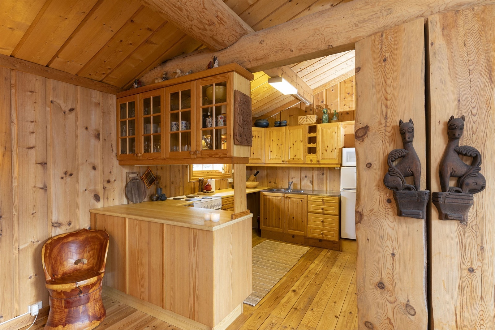 Heltre kjøkken med laminat benkeplate Galleribilde