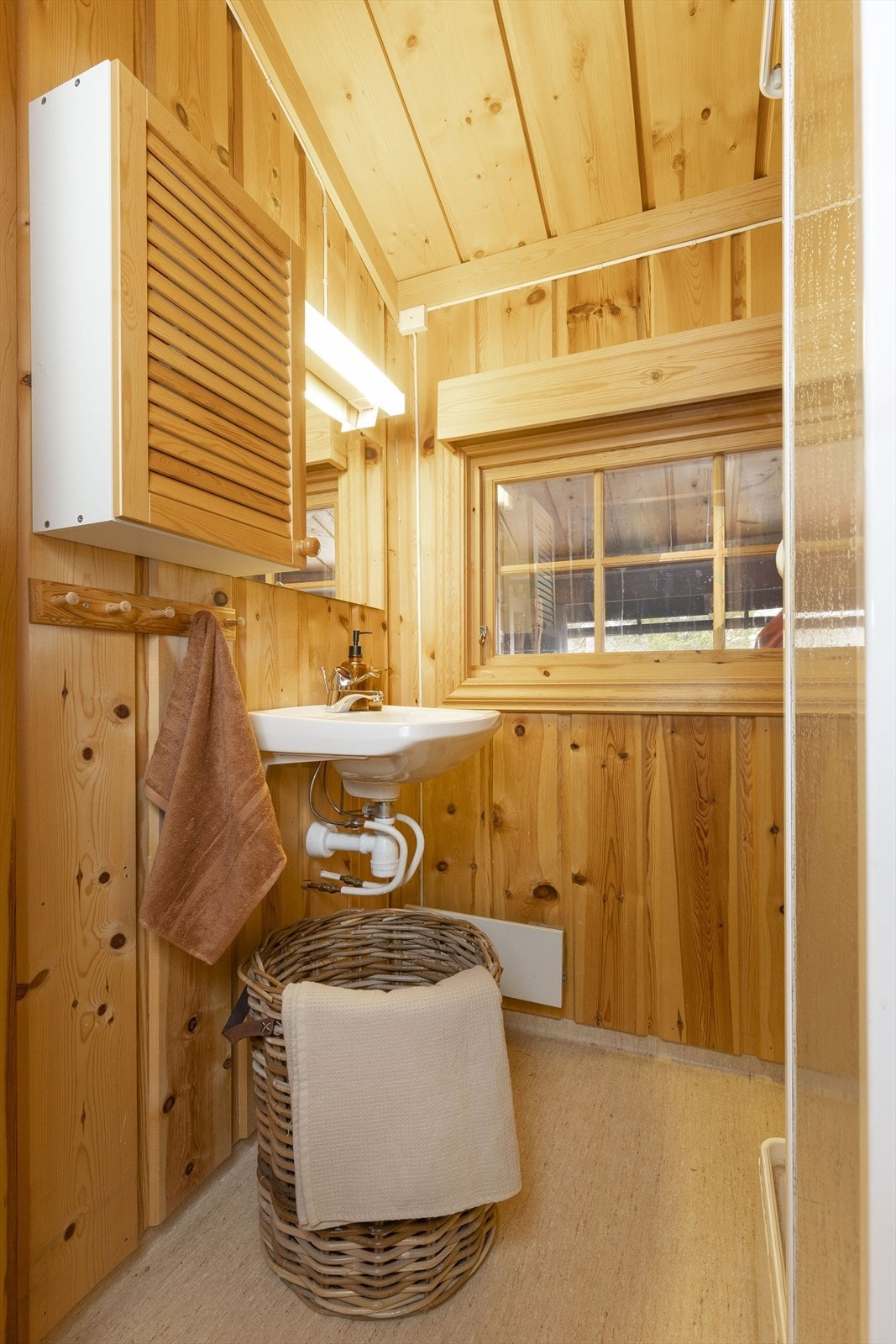 Bad med dusjkabinett
og servant Galleribilde