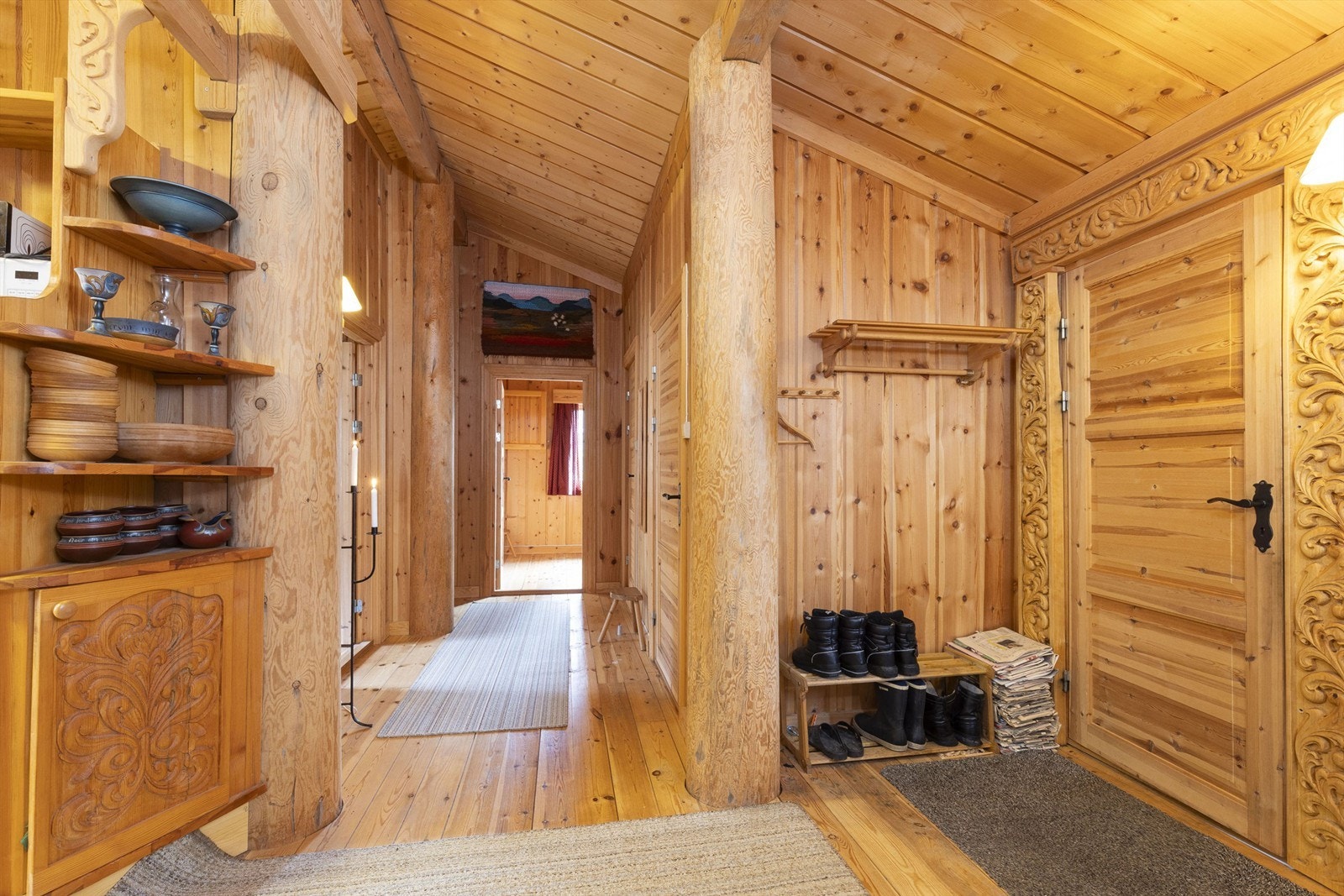 Vindfang til høyre og god plass til klær og sko i gangen Galleribilde