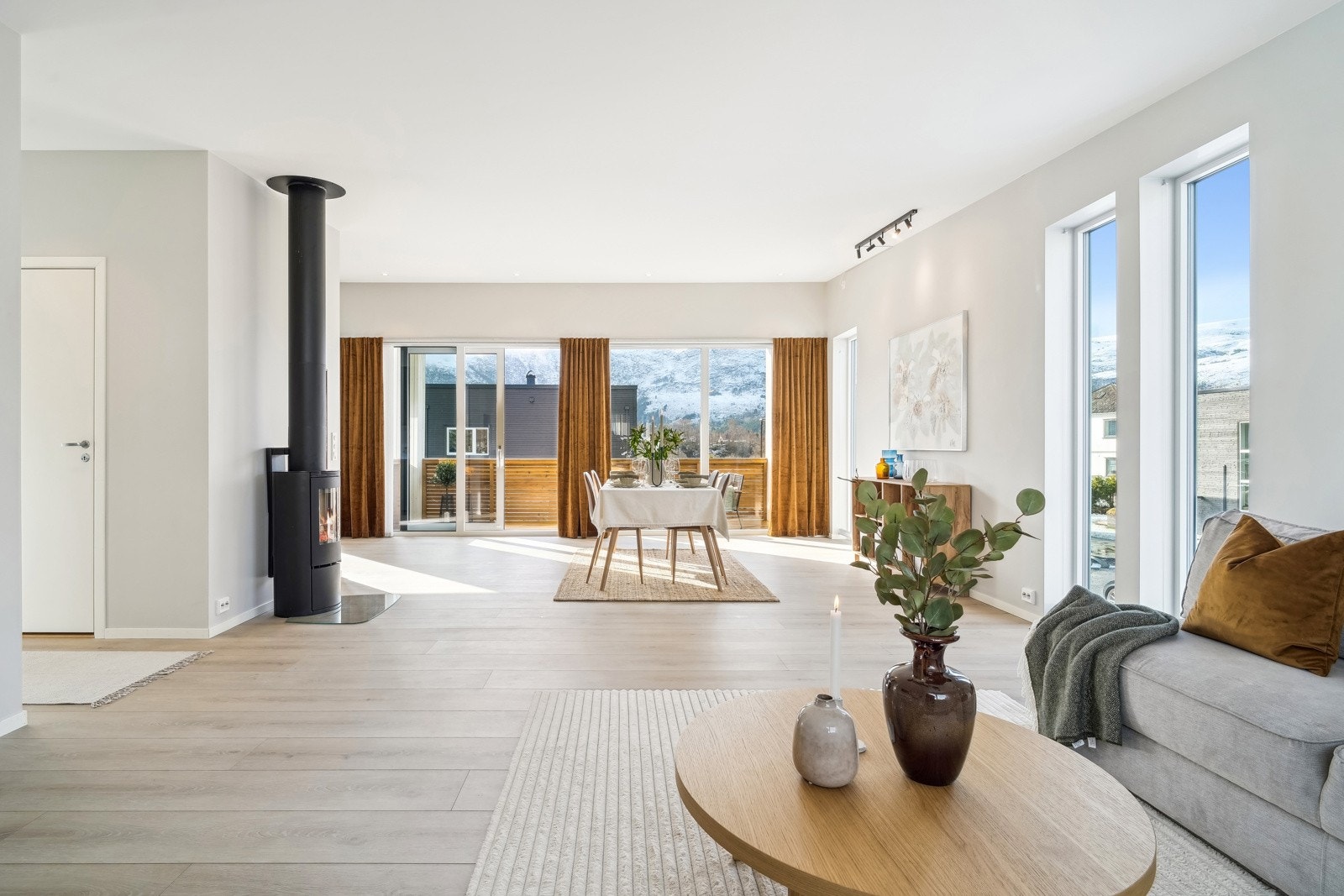 En bolig med god takhøyde og moderne stil. Galleribilde