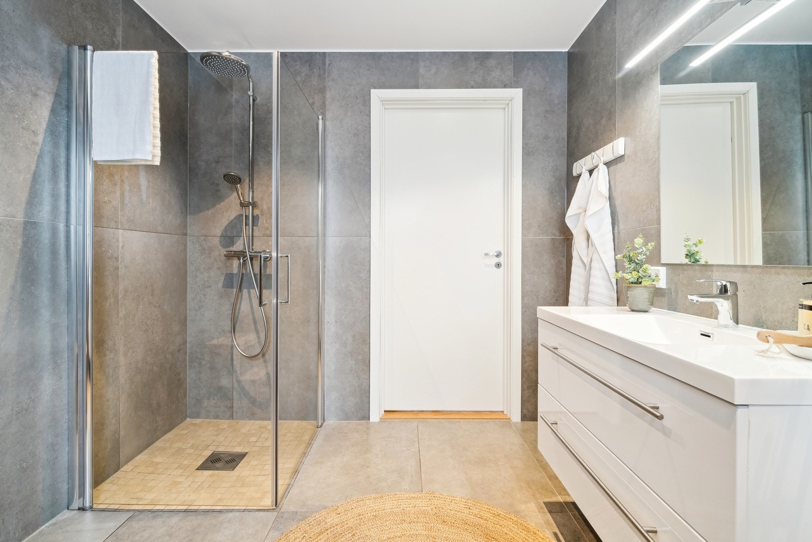I tillegg til dusjhjørne er det opplegg for badekar på badet. Galleribilde
